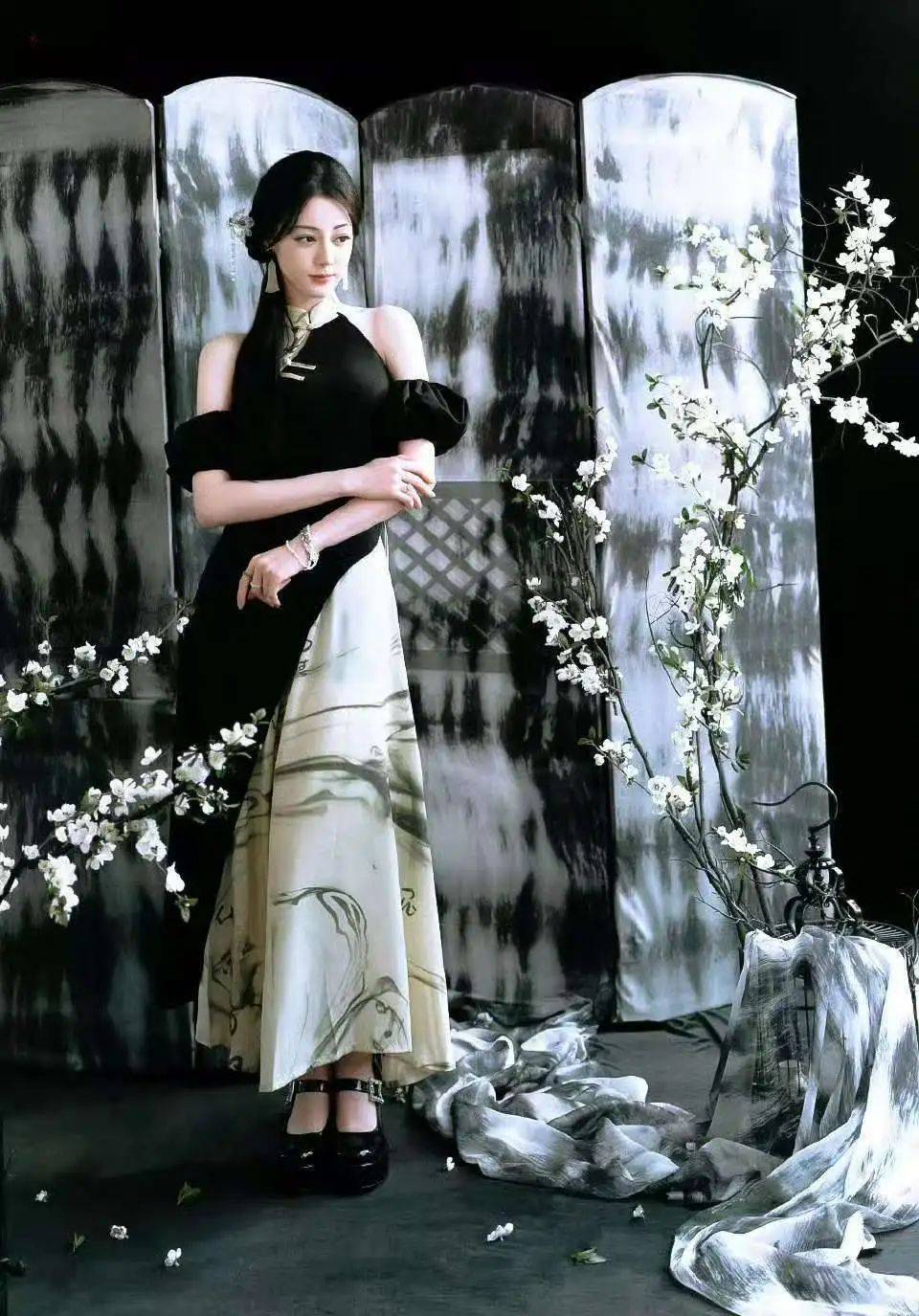 33岁迪丽热巴旗袍造型火上热搜,网友:她的美,还是太权威了!