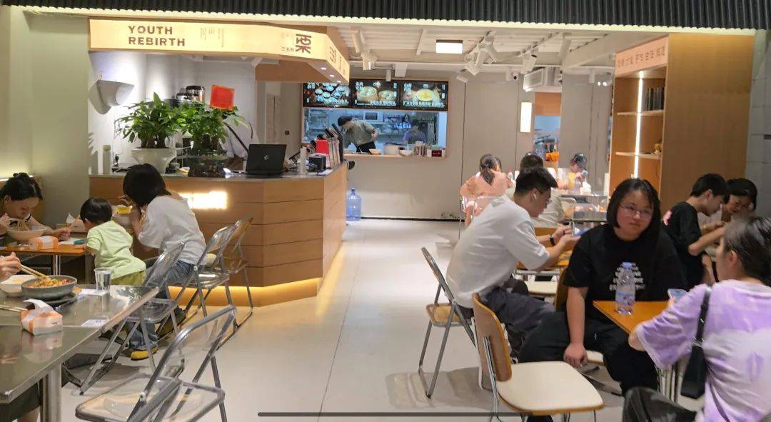 长沙一饭店只招35岁以上员工，有人卷铺盖守在门口应聘，95后老板回应