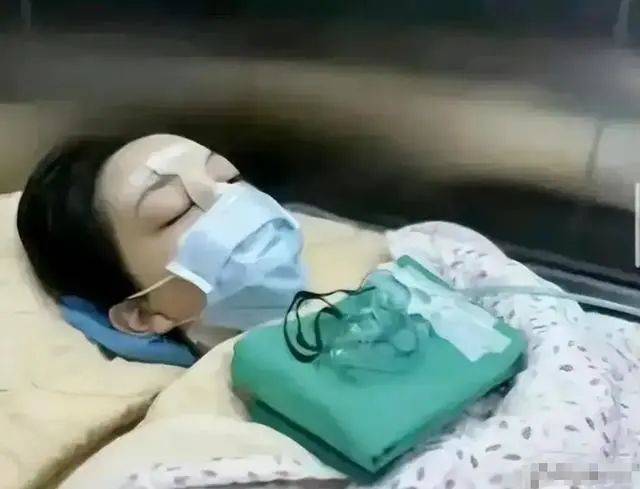 王菲19岁女儿李嫣与爸爸李亚鹏出席活动，现场近照曝光