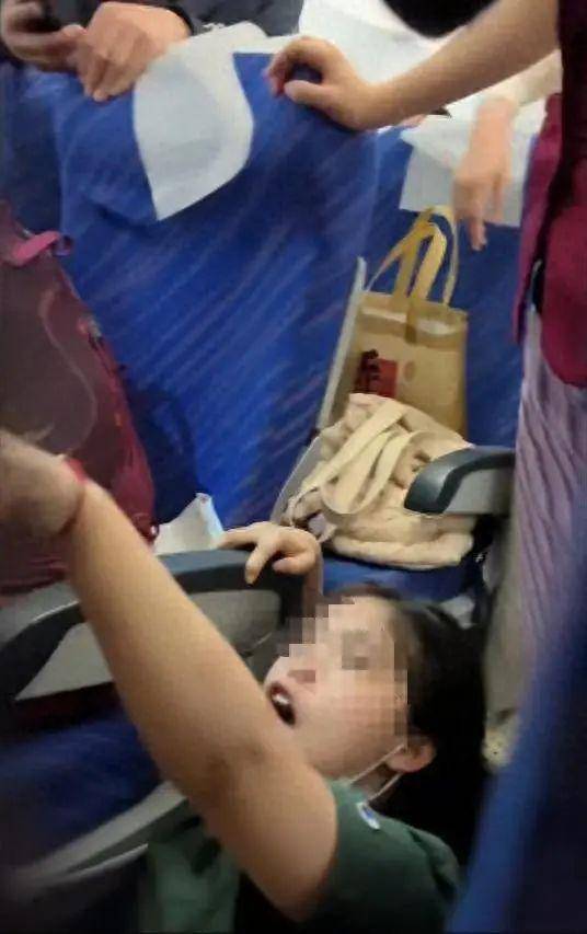“他还是孩子，你就不能体谅他吗？”疑因熊孩子顶座起冲突，飞机降落后女生被对方一家四口打趴
