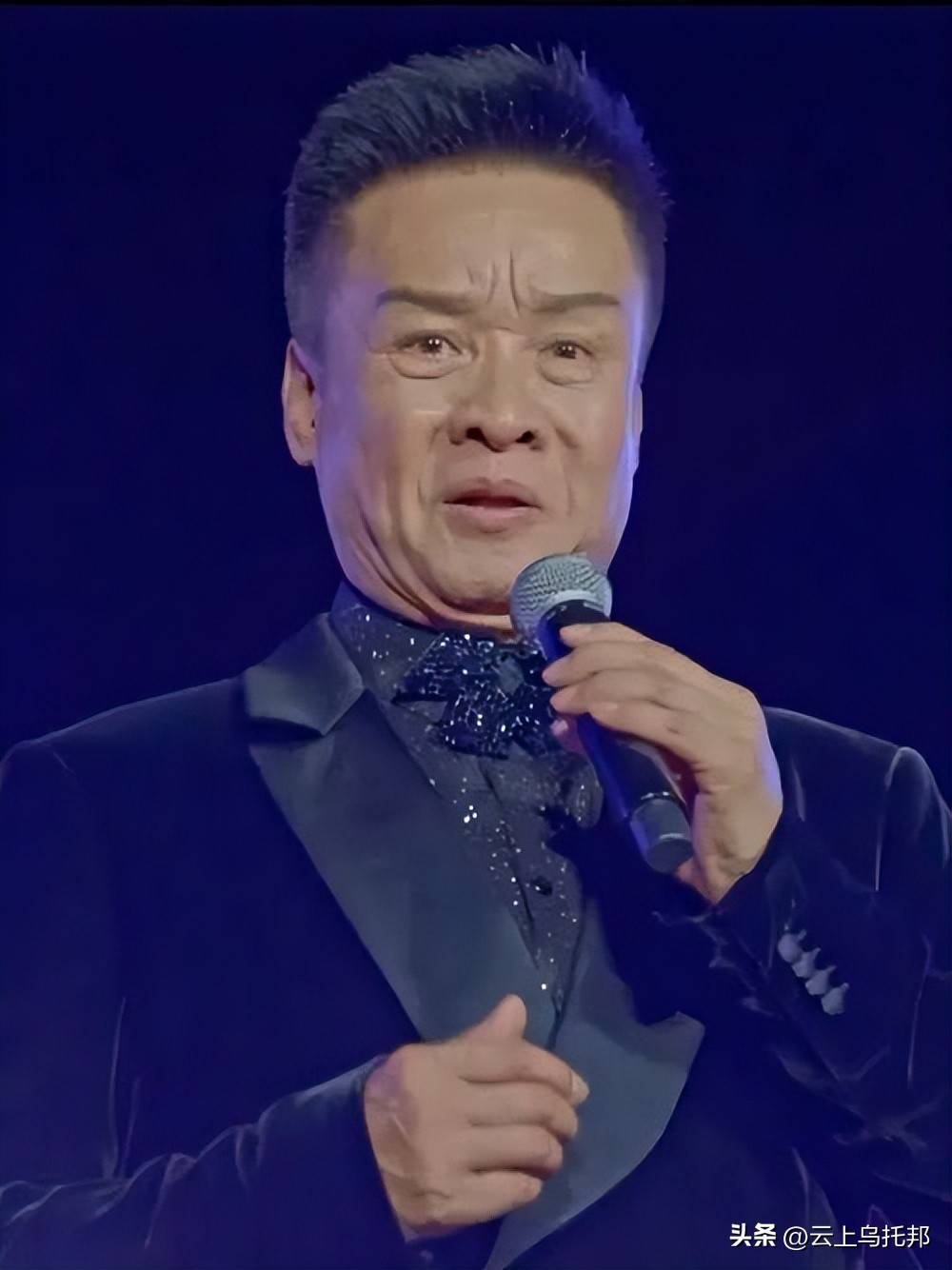 吃相太难看！67岁阎维文开演唱会捞金，恶评如潮，却扬言回报家乡