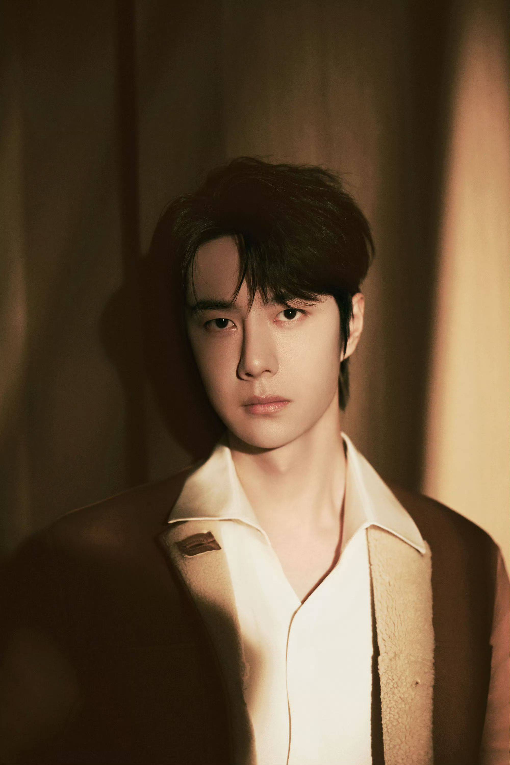 男星王一博风度翩翩仪表堂堂阳光帅气