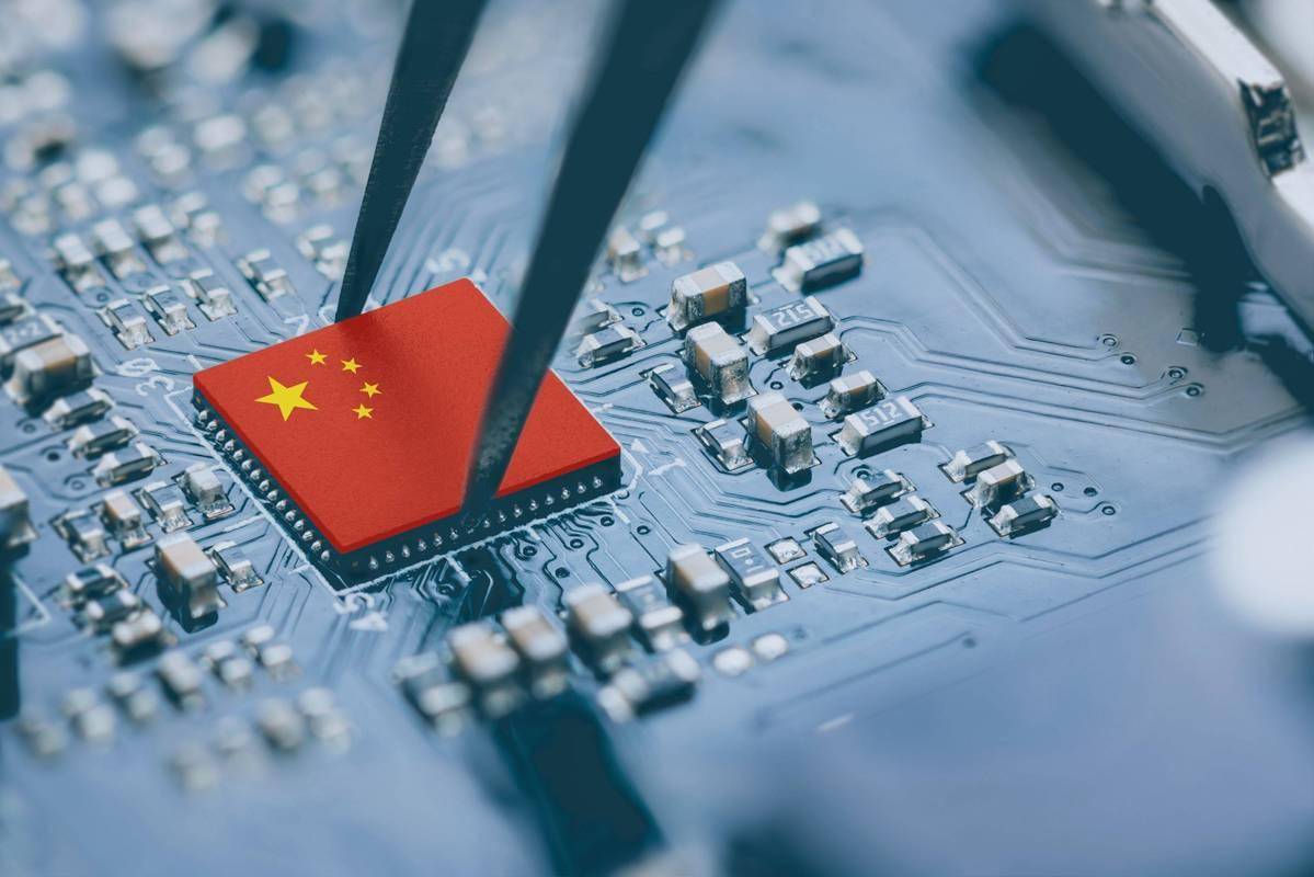 原创             黄仁勋承诺无后门，拆开芯片却发现监控电路，数据直连美国服务器