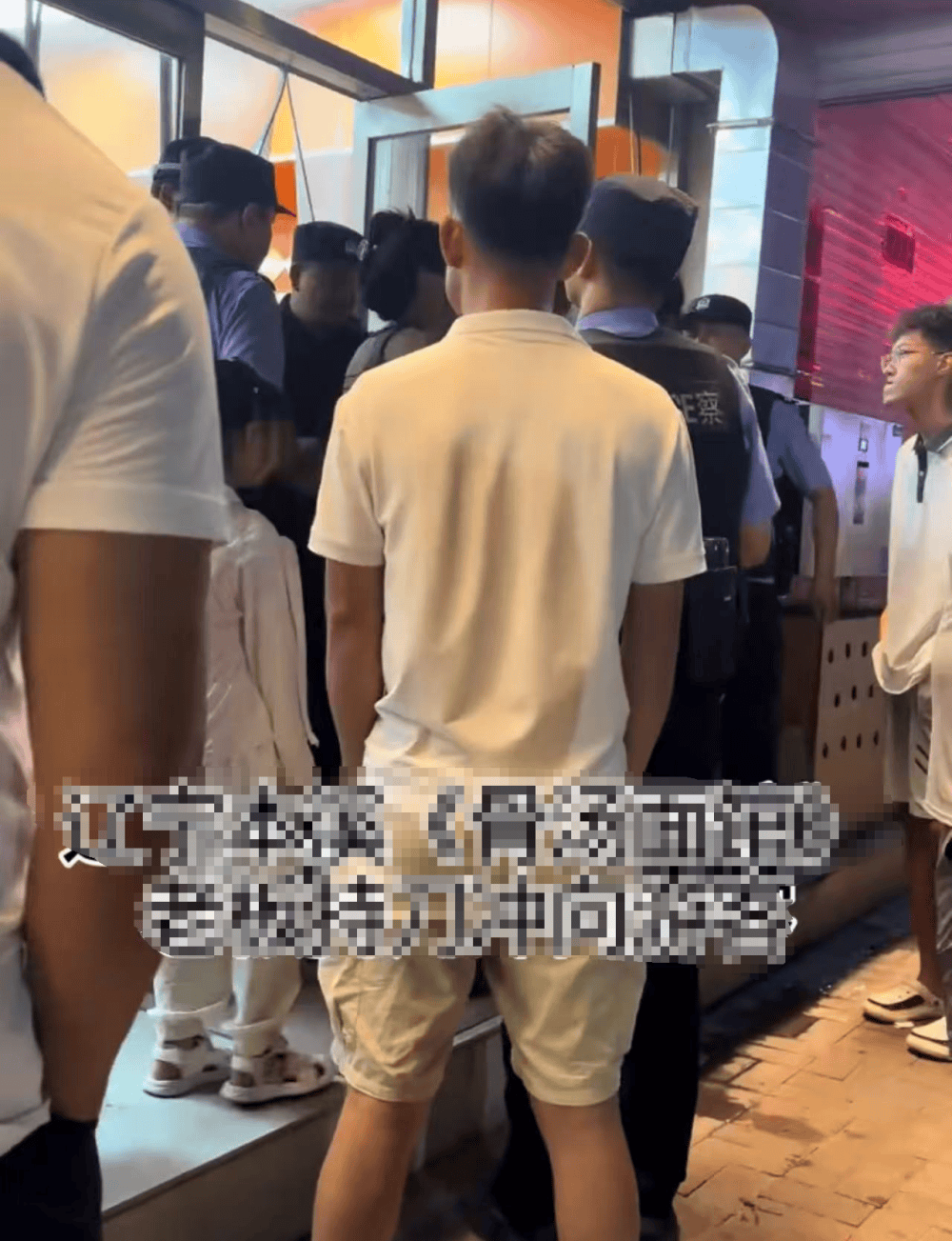 辽宁本溪一面馆老年店员端面时手指浸入面汤，起争执后有人持刀冲出后厨！警方：已处置完毕