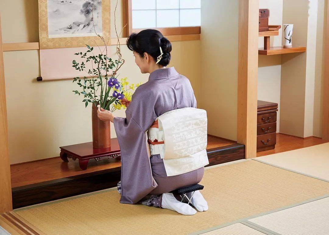 日本的正座椅子至于文献相关的记载更是无处可寻