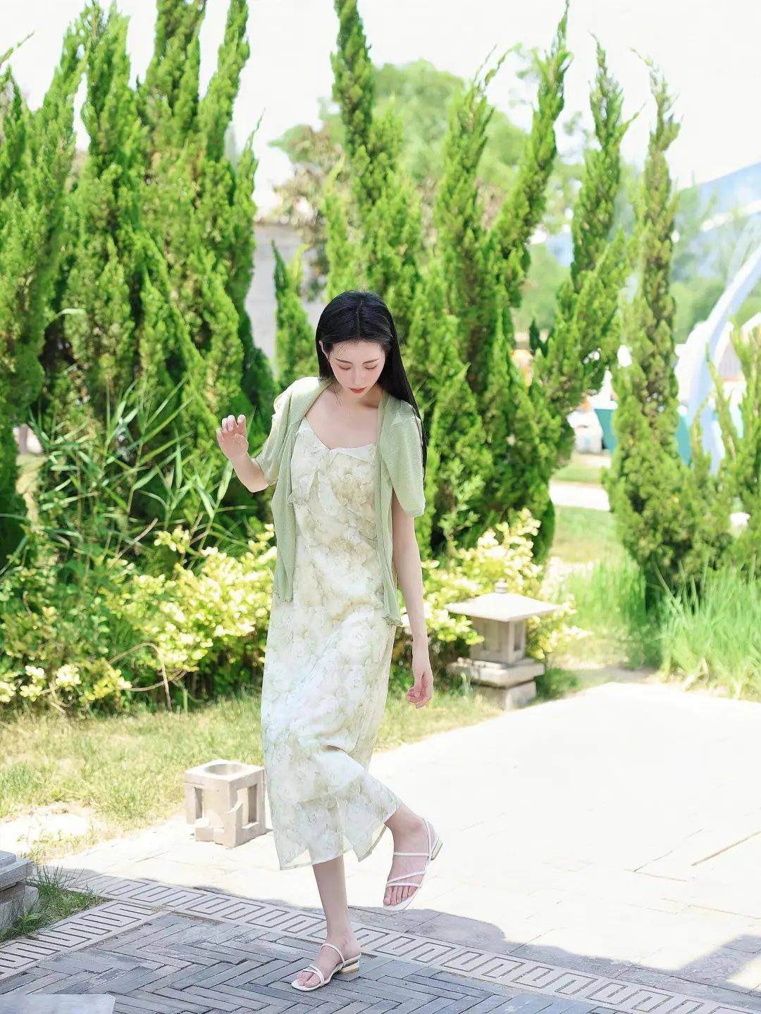 浅绿色针织开衫轻柔又显温柔,为整体造型增添轻盈的层次感,搭配带有