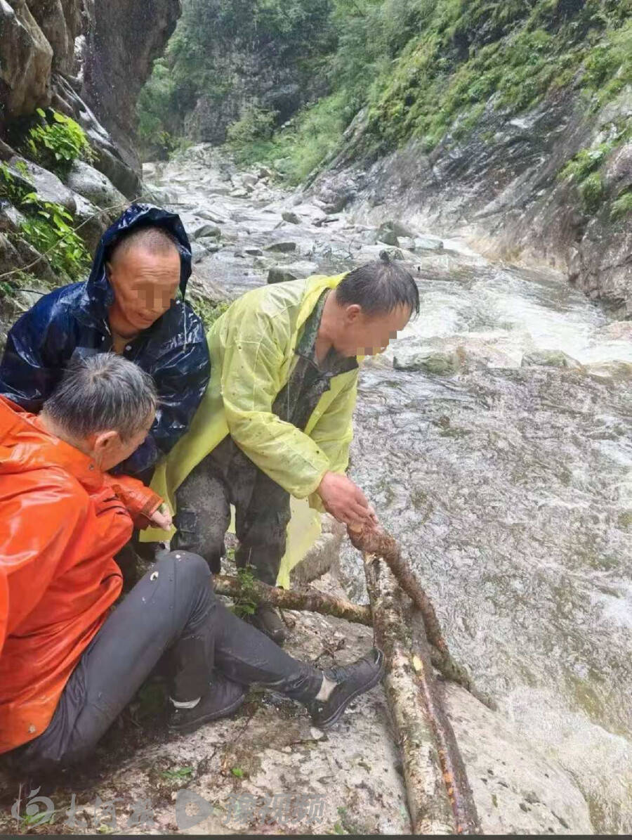秦岭奇迹生还男子至今未运下山，救援人员：正派人前往接应