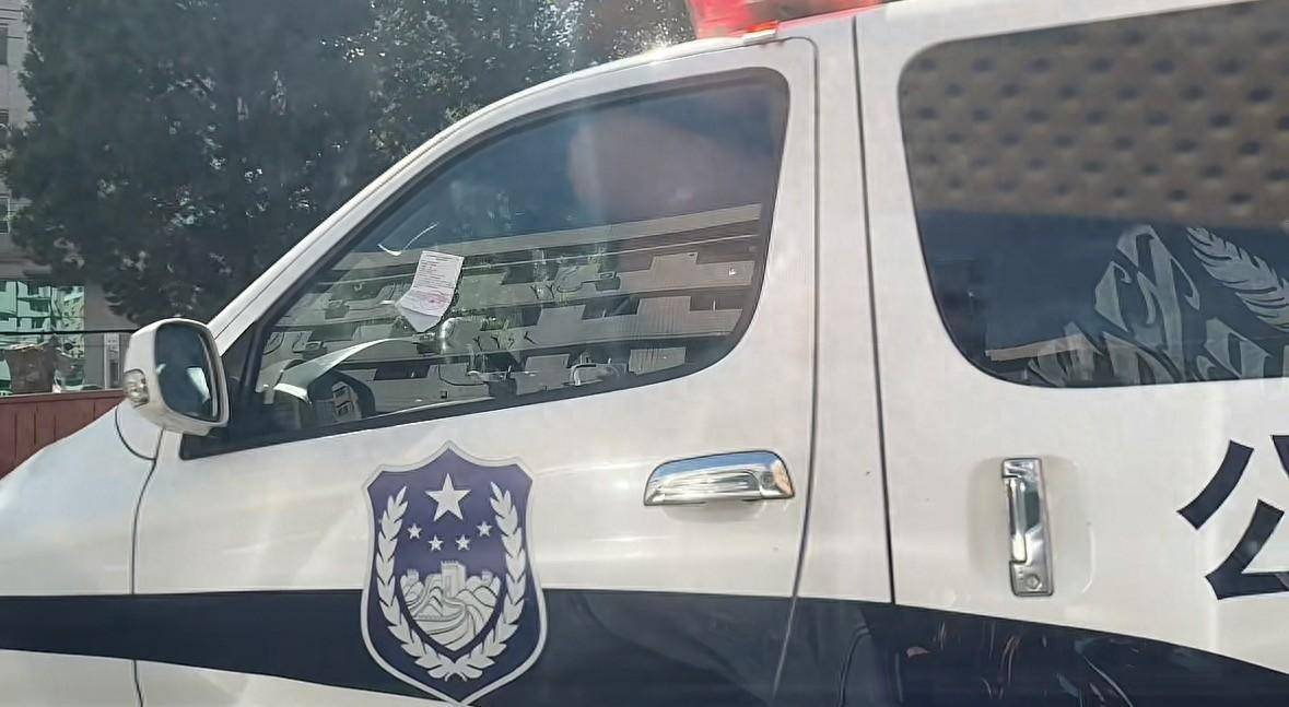 两辆警车违停被交警贴罚单,沈阳交警:贴单需缴罚款100元不扣分 两辆警车违停被交警贴罚单,沈阳交警:贴单需缴罚款100元不扣分