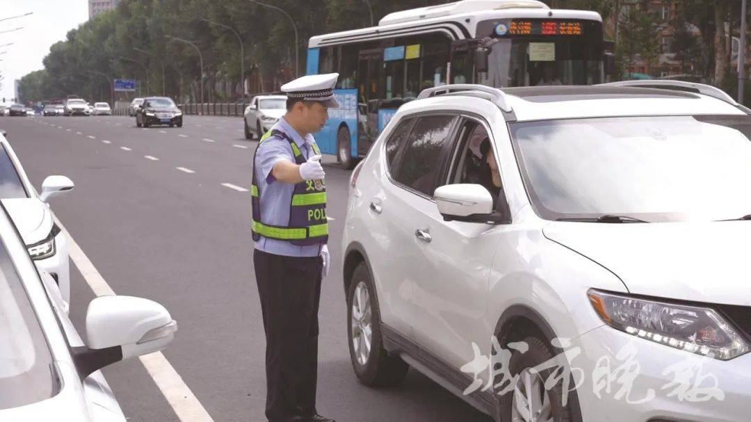 事发长春动植物公园！执勤交警被监控拍到，网友纷纷点赞！