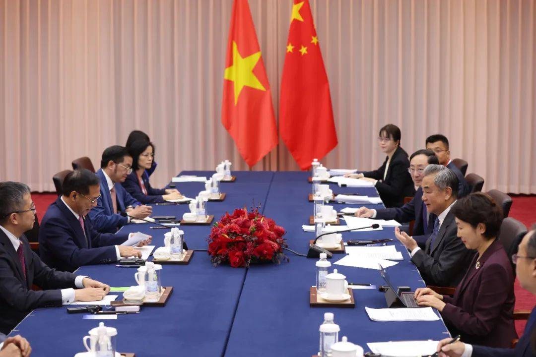 王毅会见越南副总理兼外长裴青山
