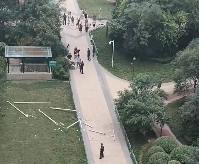 揪心！小区高空坠物，砸中婴儿车！婴儿仍在救治中……