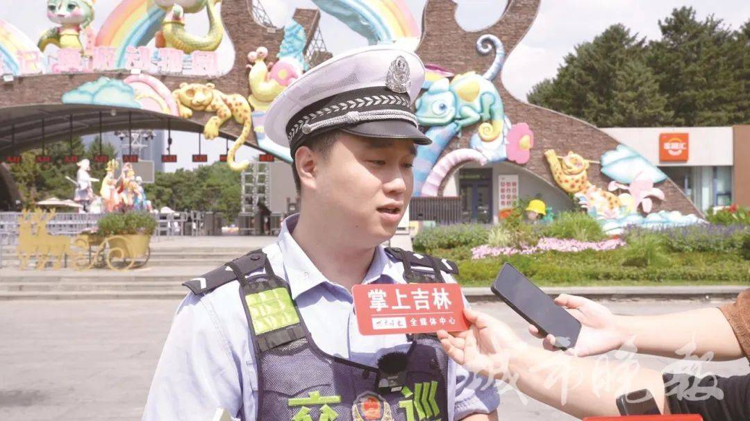 事发长春动植物公园！执勤交警被监控拍到，网友纷纷点赞！