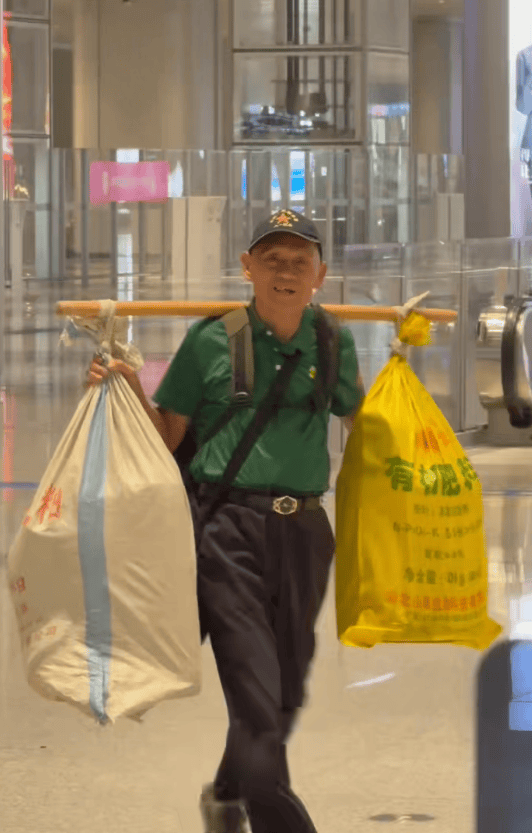 73岁父亲挑80斤特产千里看儿，儿子：这是他认为最好的东西，摔一跤还心疼鸡蛋碎了