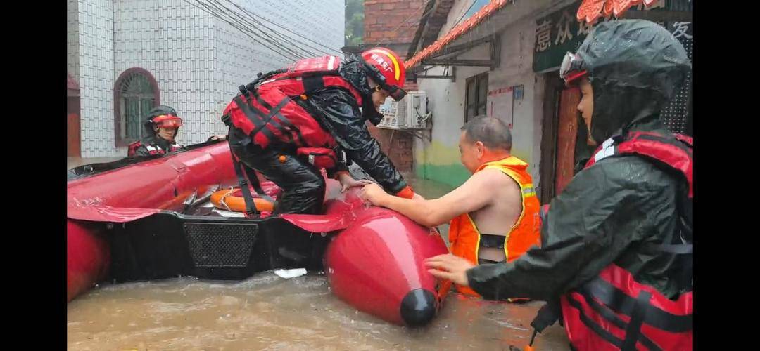 台风“杨柳”致广东佛山发生山洪内涝，消防成功营救疏散94名被困群众