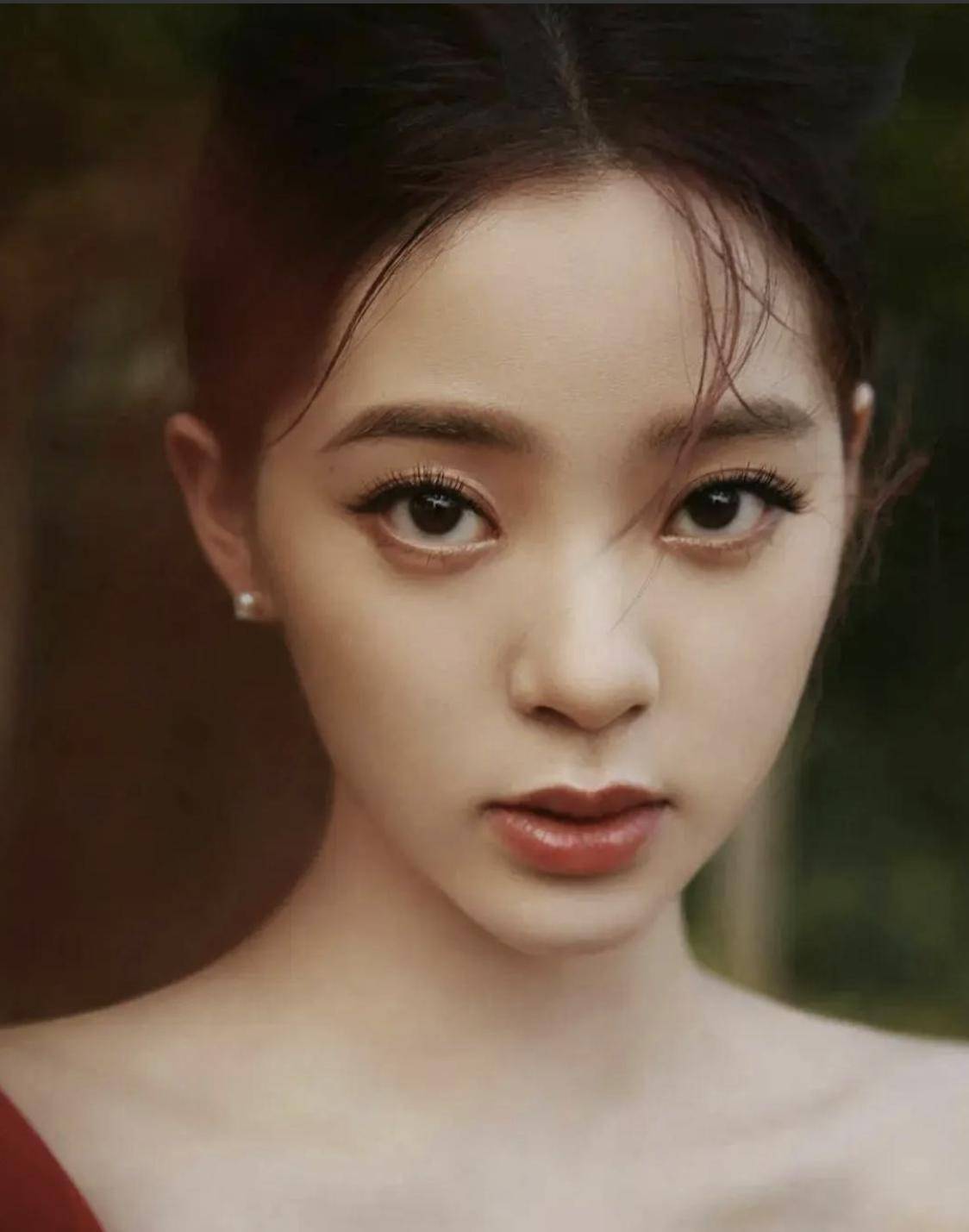 对于男生来讲,欧阳娜娜是他们心中的理想型,而对于女生来讲,欧阳娜娜