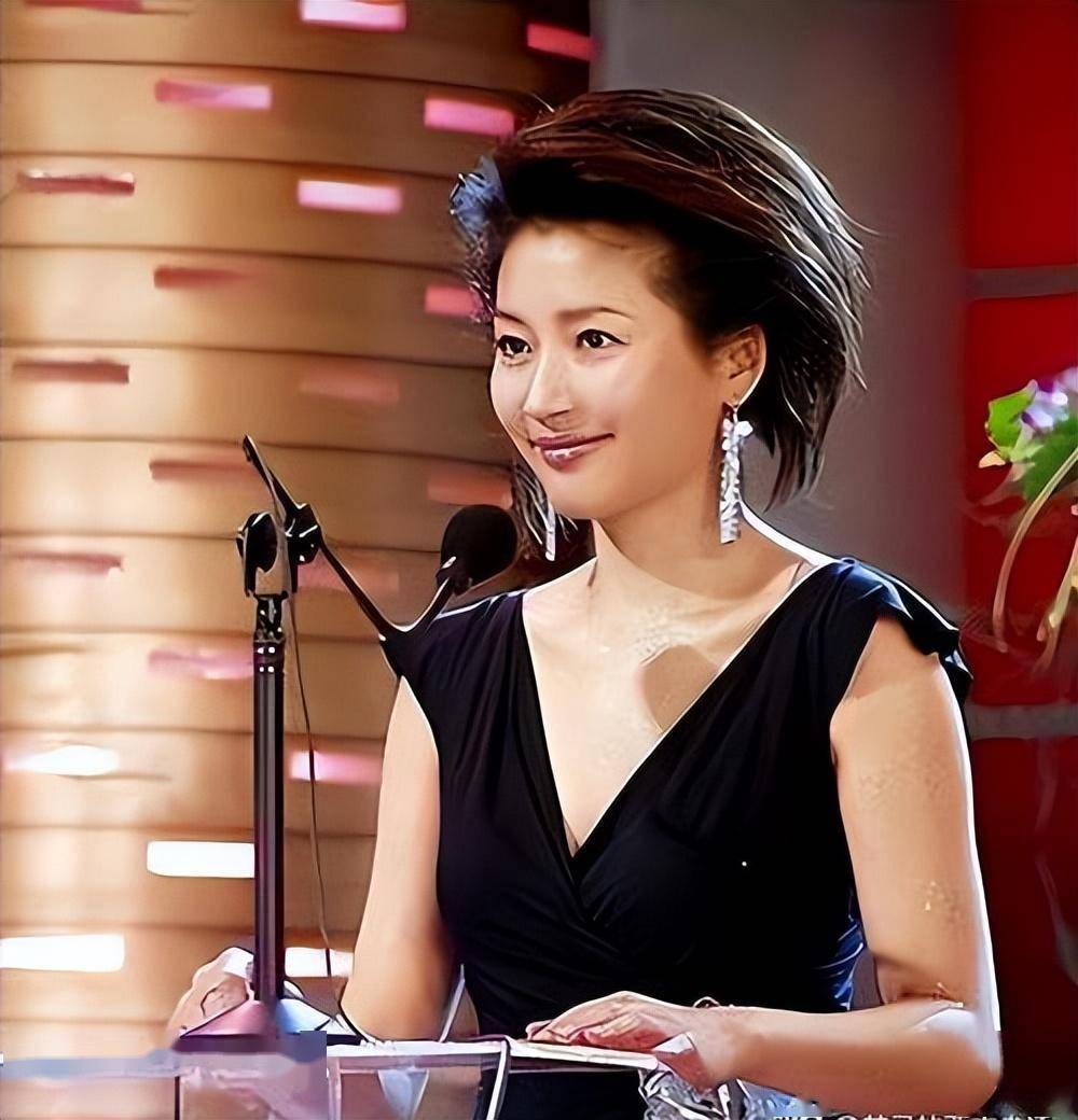 央视主持人王小丫,病床上的留言催人泪下,如今57岁感悟人生