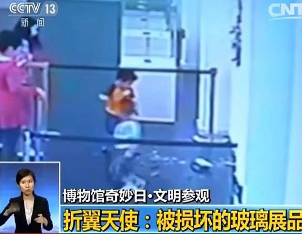 男孩掰断艺术品，被监控录下播放十二年，博物馆回应：起警示作用
