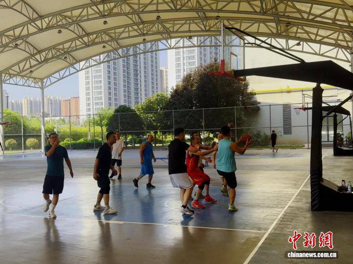 西安持续高温 民众“昼伏夜出”健身忙