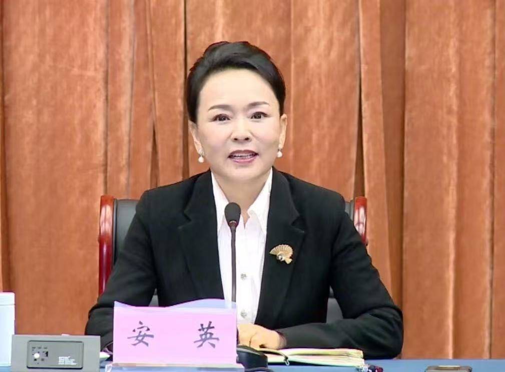 原创安英自曝从蓝海退休现身升学宴全程不看稿2任司机同框