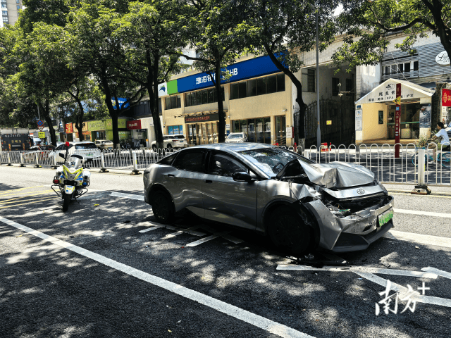 广州突发！小车撞上公交车