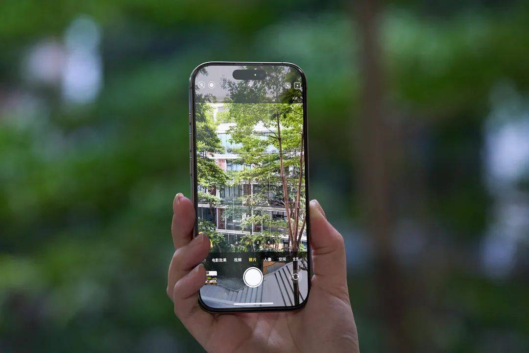 iPhone相机键“二代而亡”！像素级跟风的国产手机尴尬了？