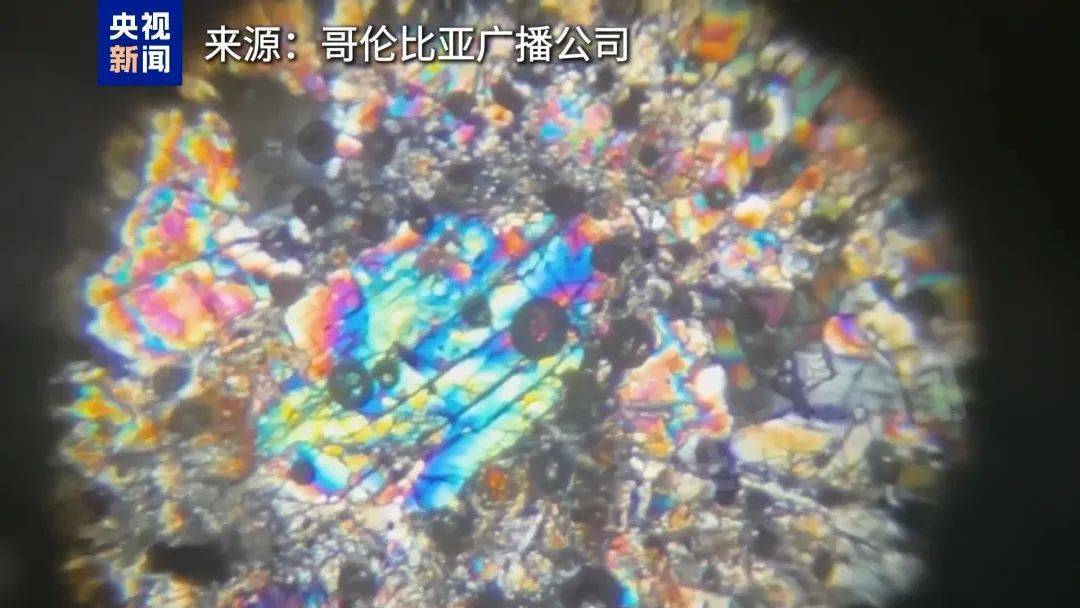 一颗陨石坠落在国外民宅，内部结构呈现彩虹光泽；推测其形成于45.6亿年前