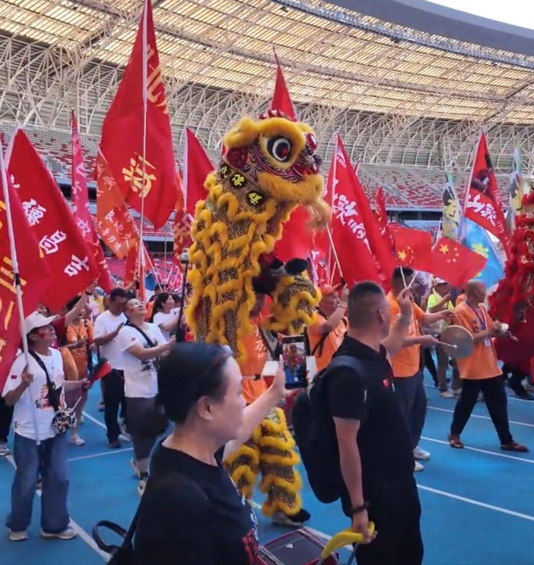刀郎太原演唱会每首歌都是万人大合唱，应援会现场人山人海像在过年