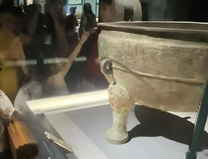 青铜器展柜内有一部手机 博物院回应：正在核查中-百货之家