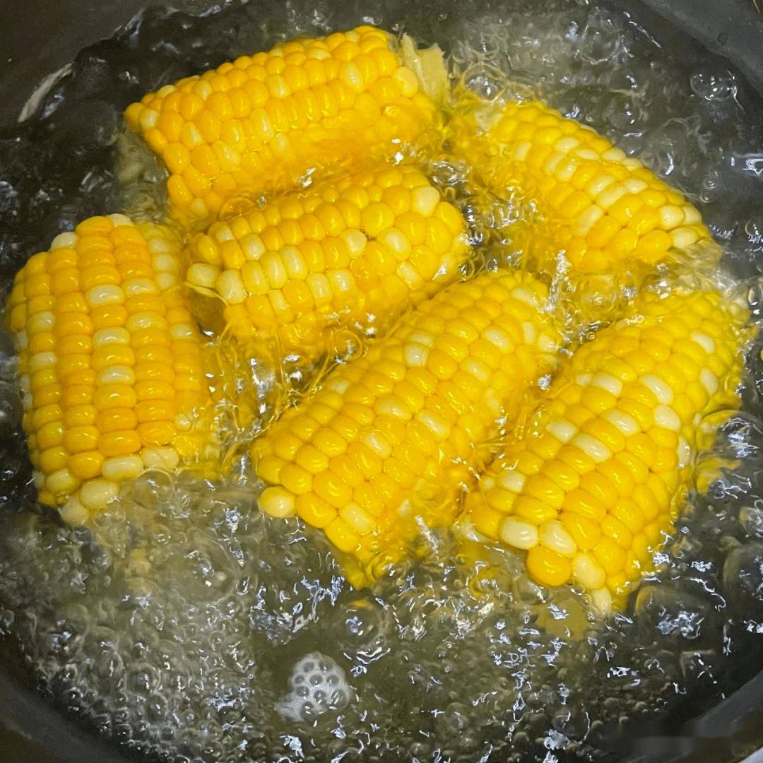 煮玉米冷水下锅是大忌!种了20年老农:加这2样,香甜爆汁软糯加倍!