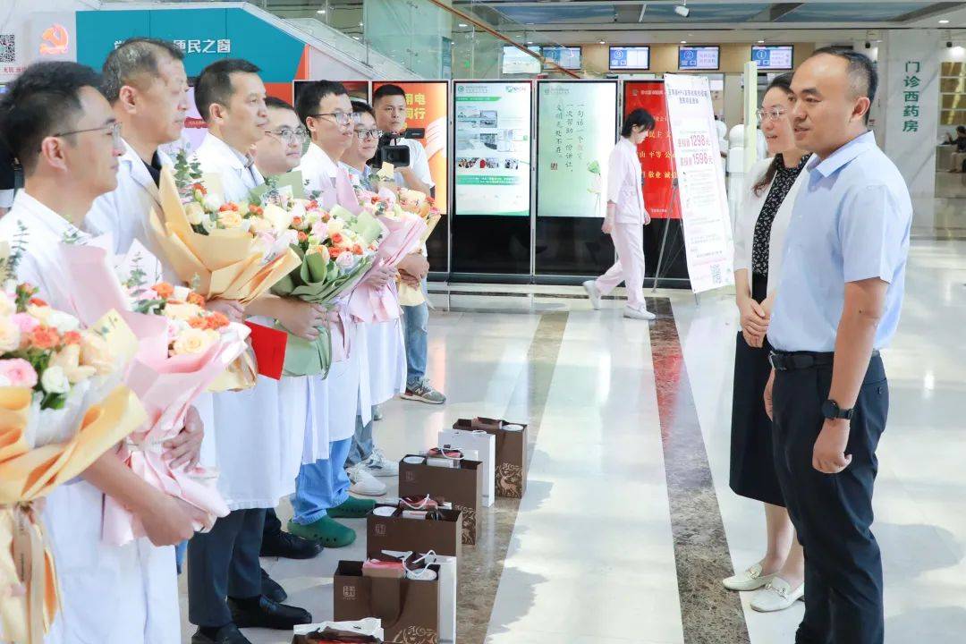 曾仁海开展"中国医师节"走访慰问活动