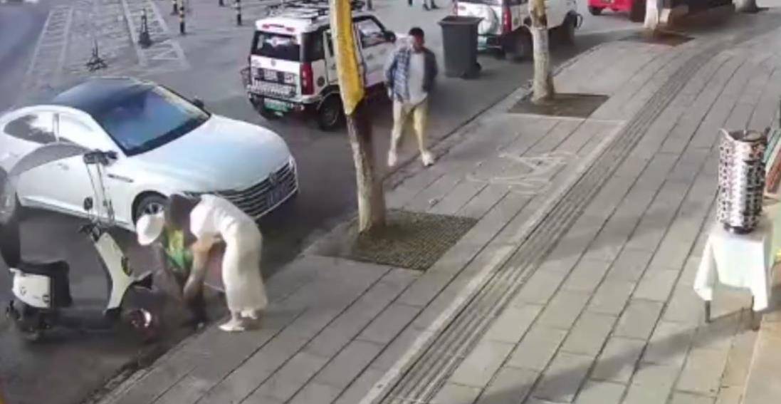 女店员扶起摔倒的环卫工反遭对方责骂，警方介入调解