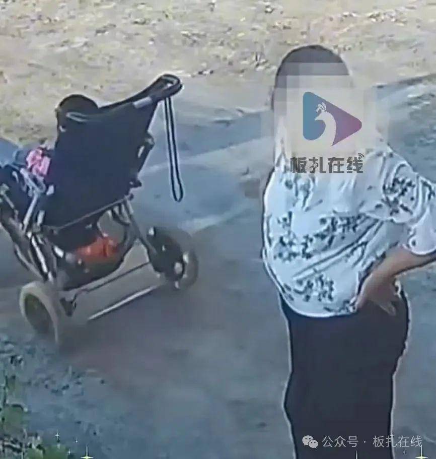 女子闲聊时突然松手婴儿车滑入池塘 一同落水后村民合力救起方无大碍