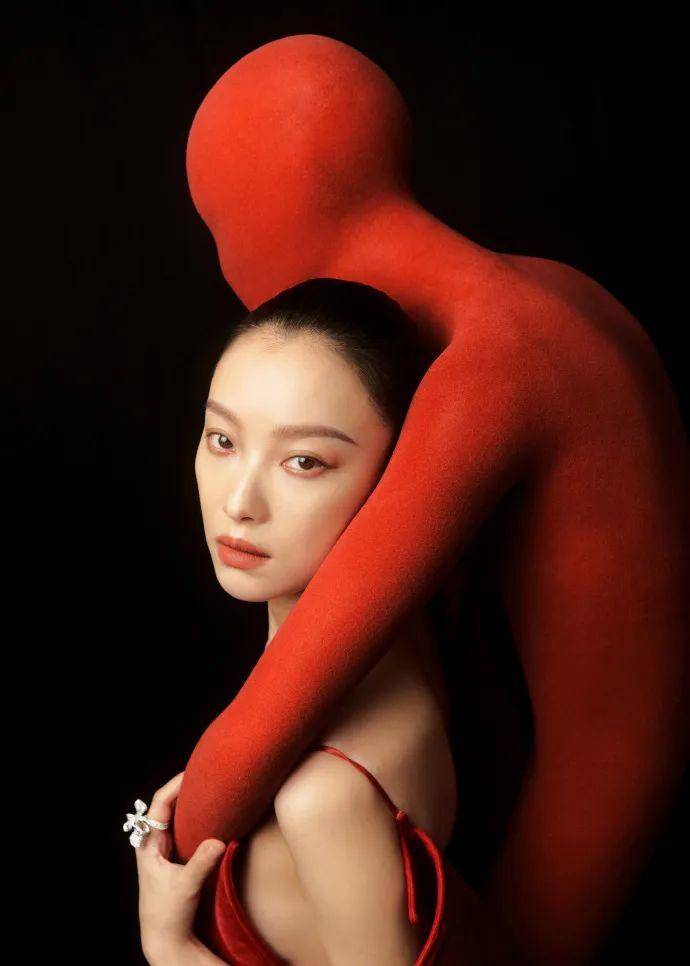 “倪妮背布洛芬走红毯”冲上热搜，调侃“他叫小帅，我是小美”！宋佳贴心给“小帅”戴墨镜