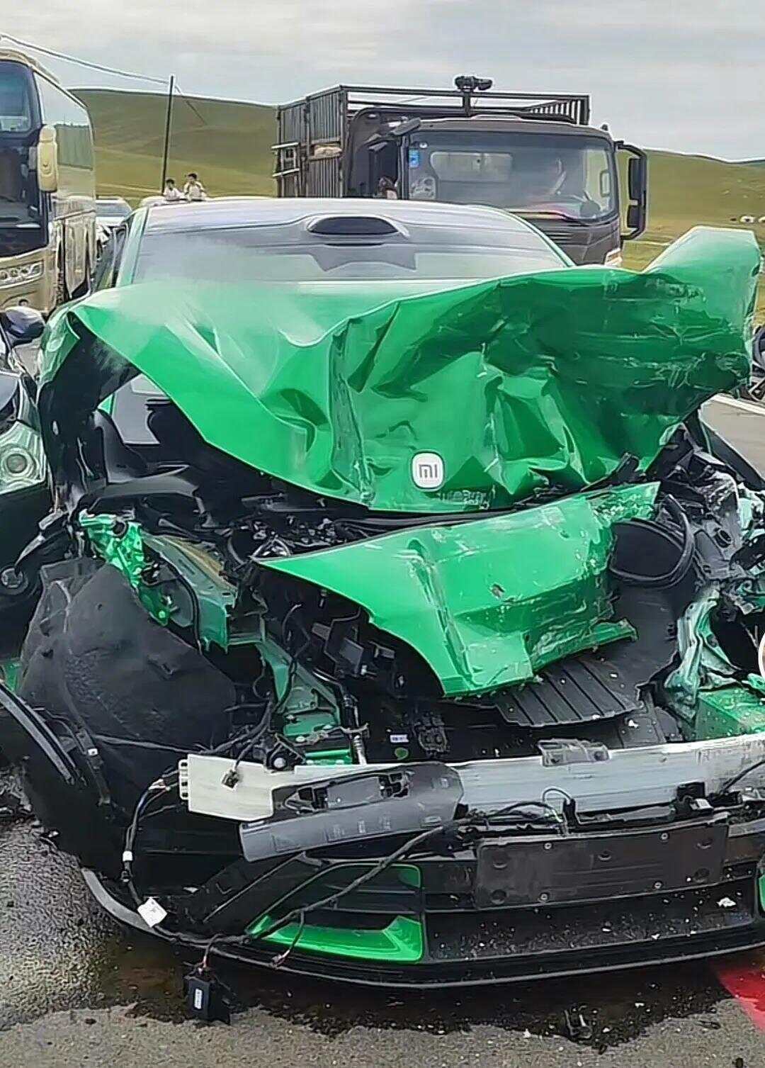 小米YU7提车3天，被失控水泥罐车迎头顶撞，车主：车已报废 感觉逃过一劫