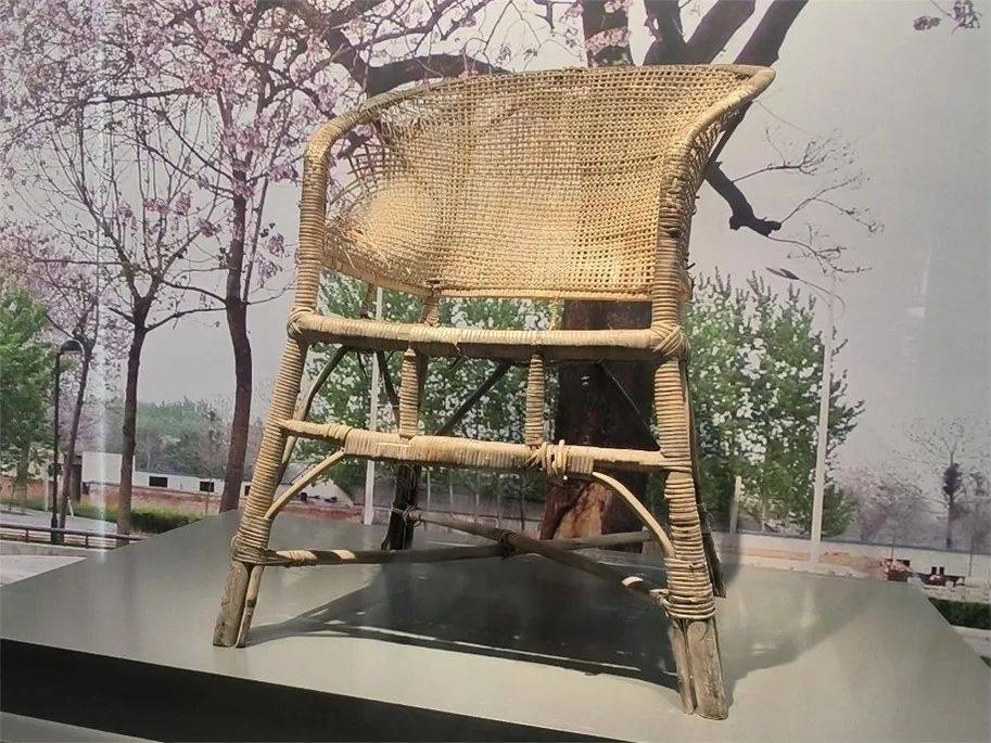 藤椅前的沉思3这棵郁郁葱葱的"焦桐",是焦裕禄亲手种下的泡桐树,被称