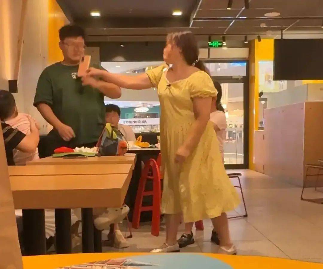 女子在麦当劳辱骂殴打他人，叫嚣“我认识大把警察”，广东警方通报：方某（女，41岁）被行拘5日