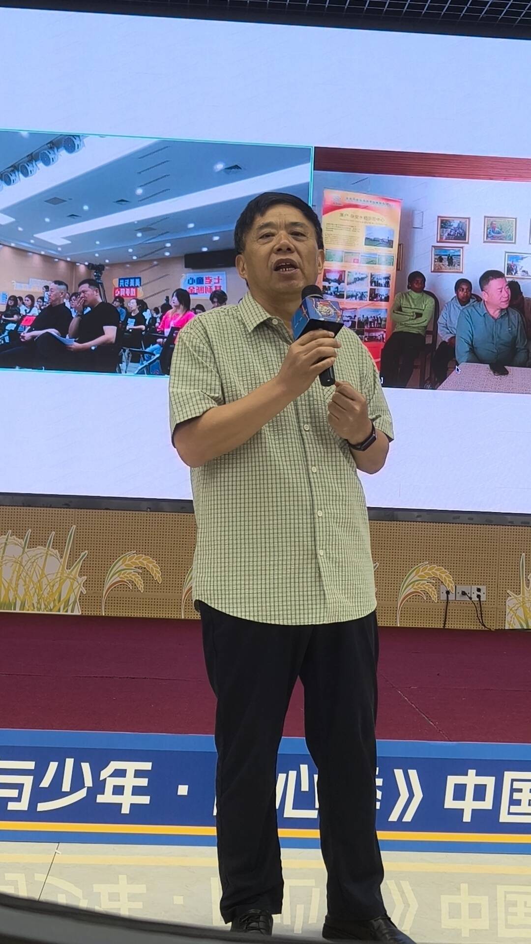 那英回应在非洲割水稻：上手才知道特不容易，被年轻人的热情感染