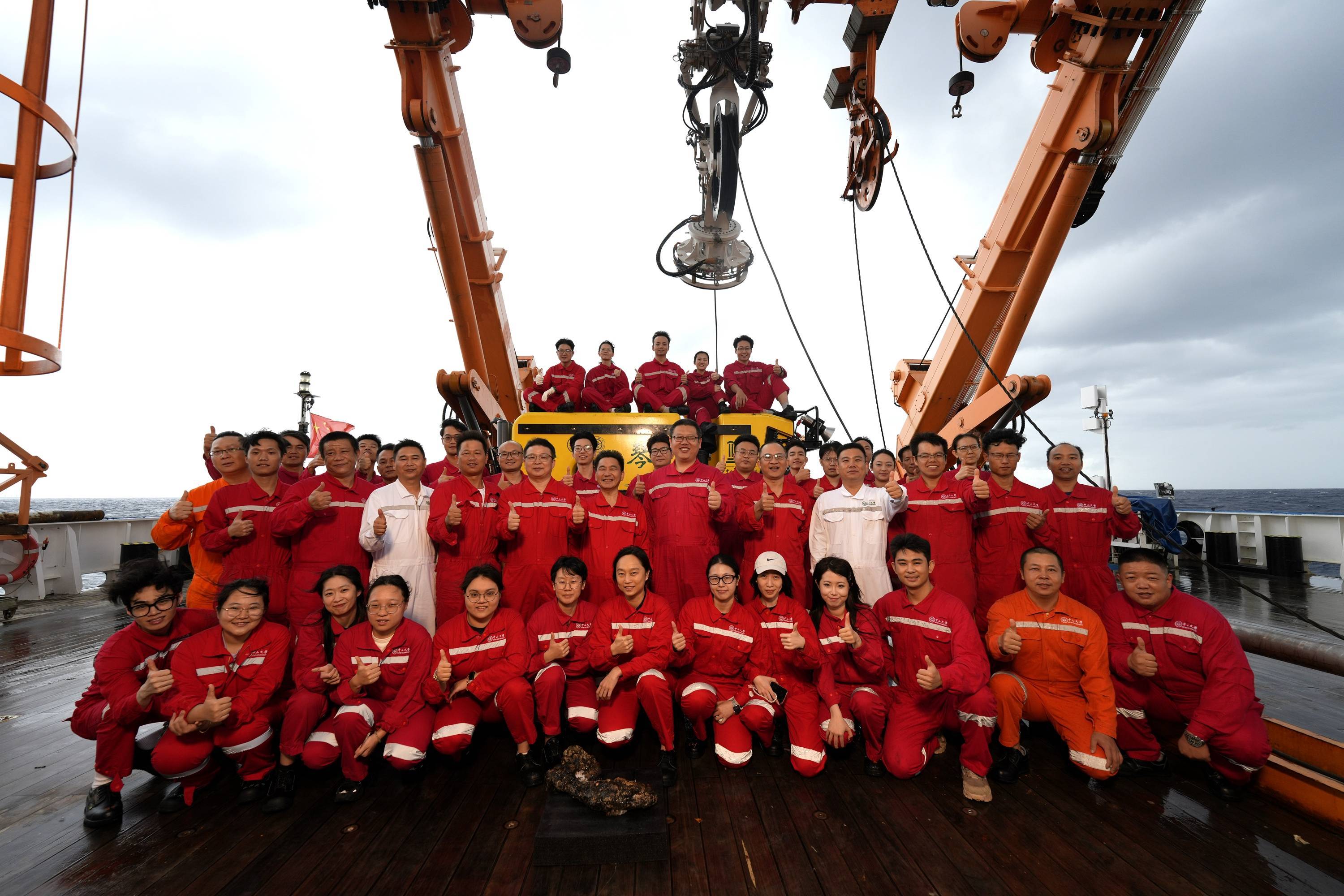 新华全媒+｜我国自主研制的6000米级深海无人遥控潜水器“海琴”号在南海成功海试