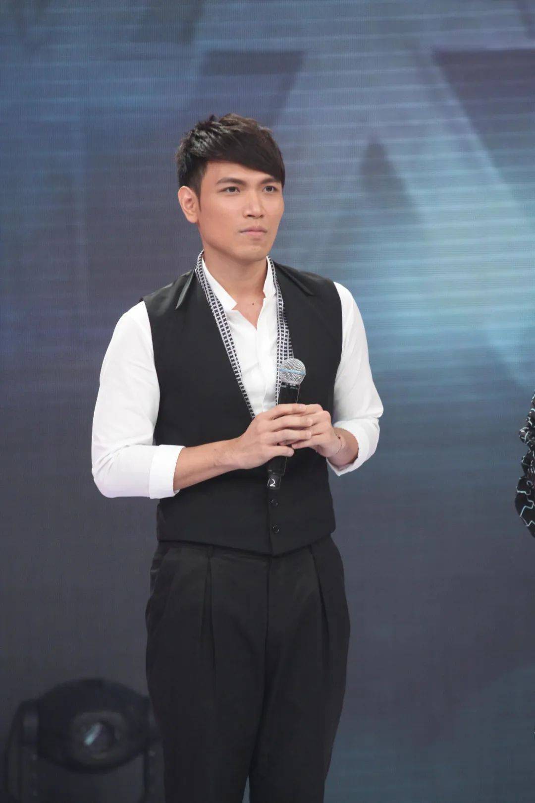 杨宗纬意外从舞台跌落，被救护车带走！凌晨发文回应