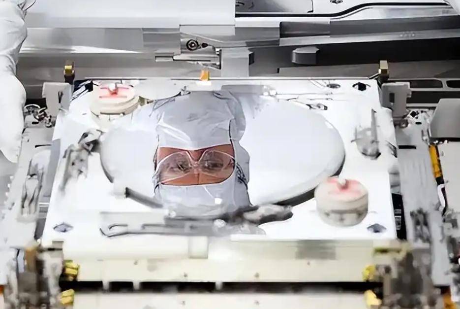 原创             全球首套！30亿尖端光刻机完成交付，半导体领域迎来新突破