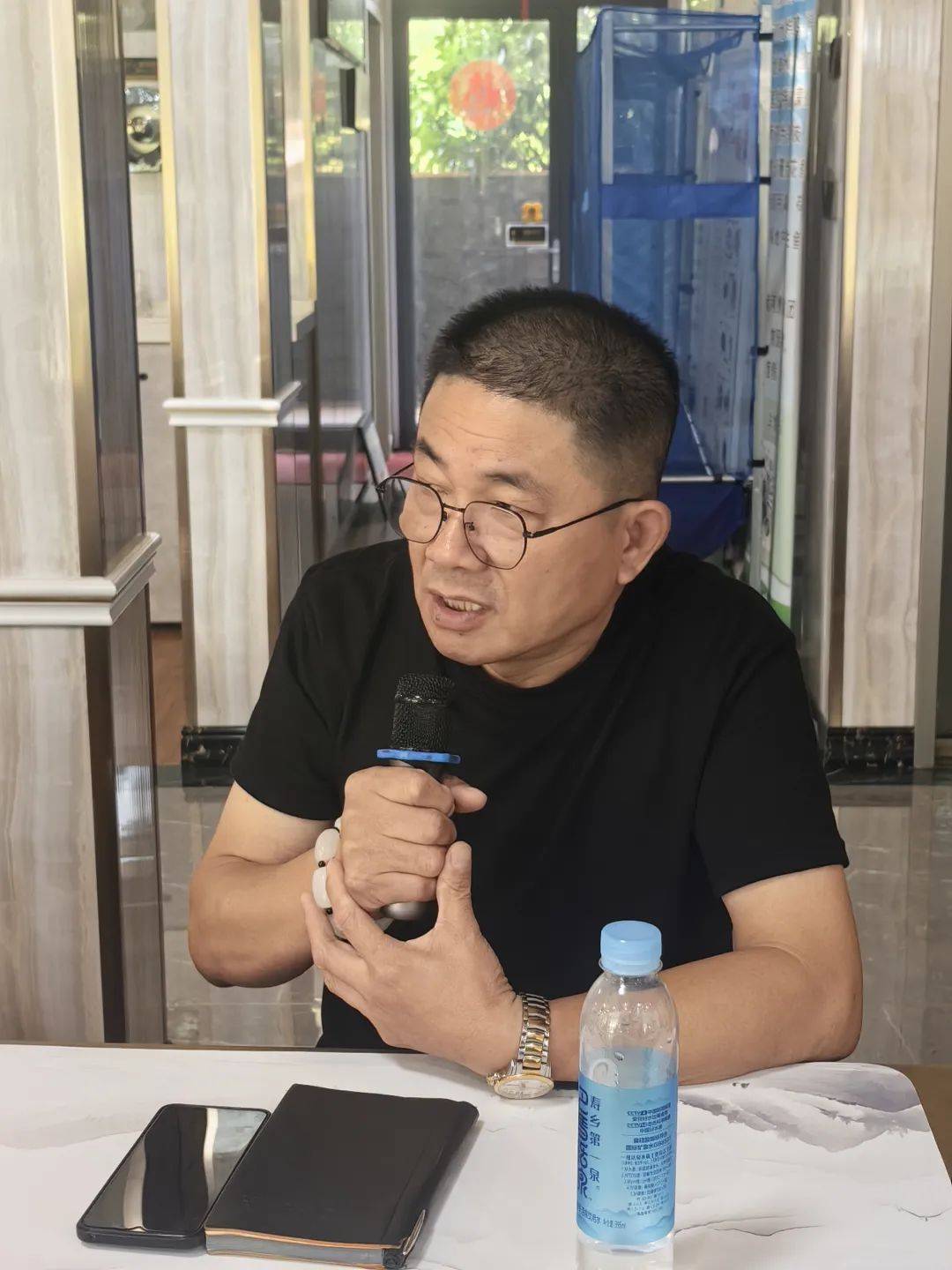 高温难抵诗心炽热:诗人张作梗与扬州诗友草庐畅谈