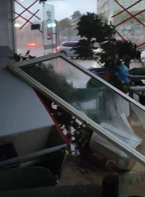 “剑鱼”成有气象记录以来影响三亚最强台风：市民寸步难行无助抱树，豪华酒店大门被吹掉