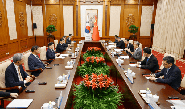 王毅会见韩国总统特使朴炳锡（2025-08-25）