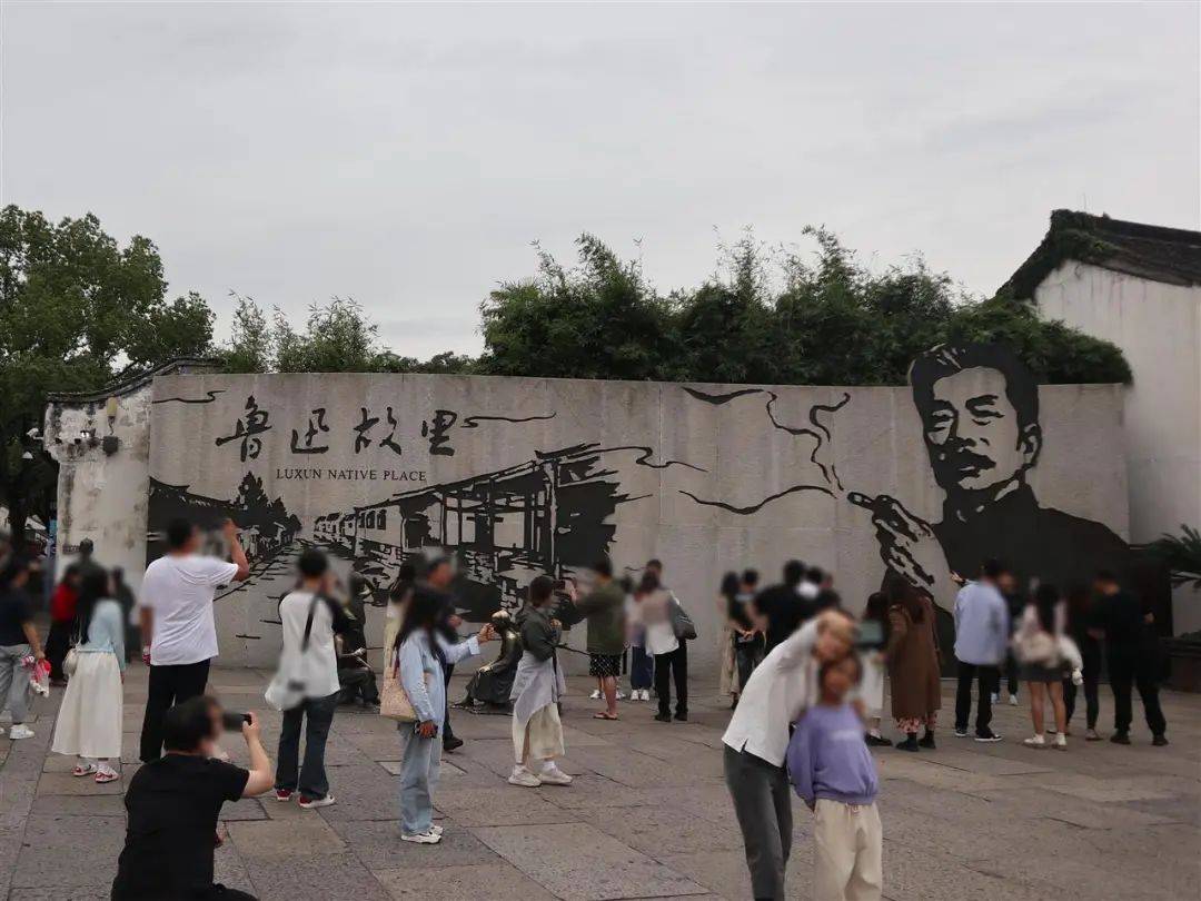 有游客建议景区撤换鲁迅吸烟墙画，官方回应：不轻易改变鲁迅故里在广大游客中的既有形象