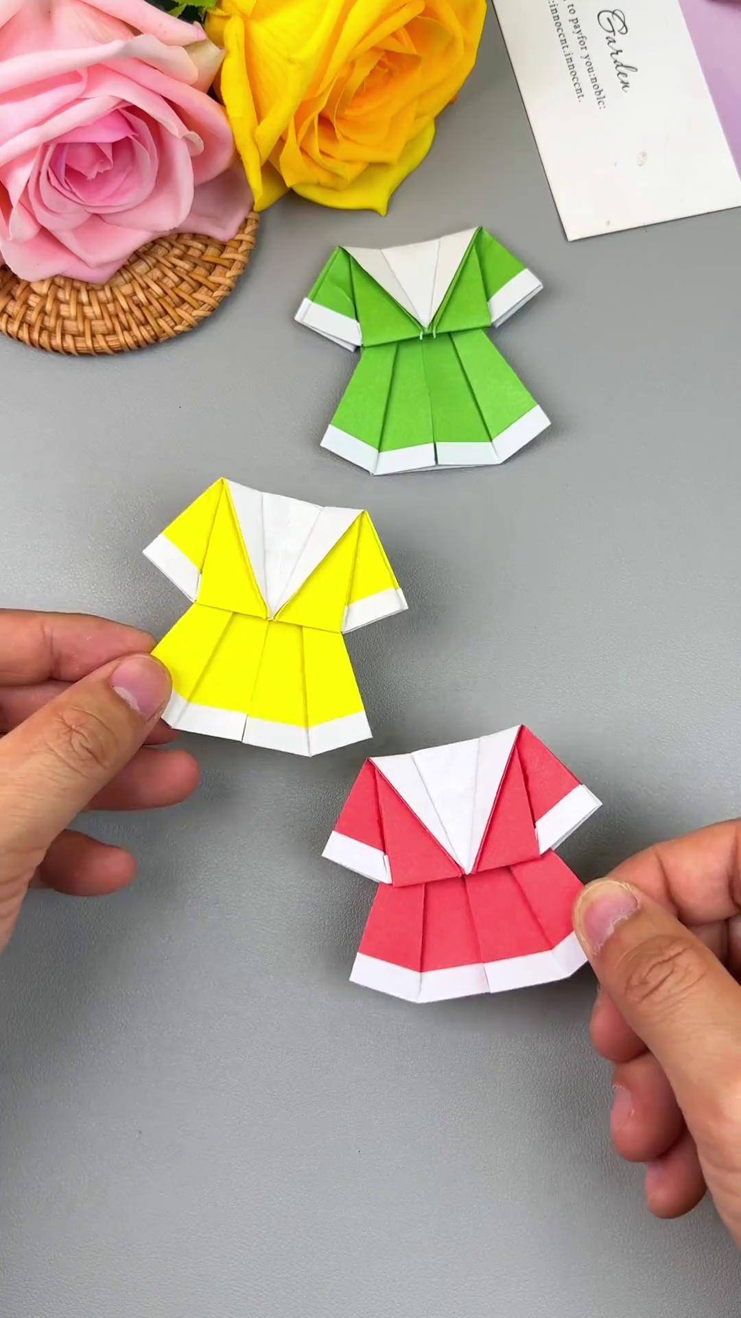 小裙子折纸 一张正方形纸就能折出好看的连衣裙,快和孩子一起折下试试