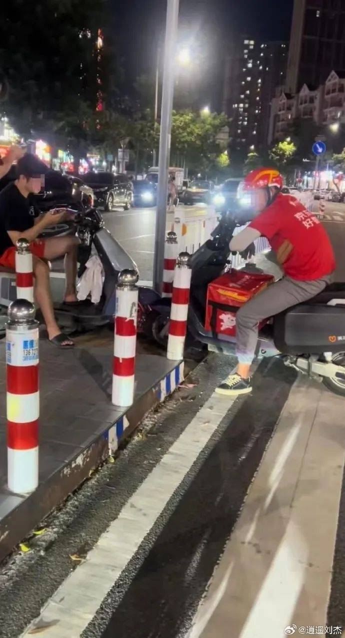 广东2电动车马路上对峙“斗气”从天亮到天黑，交警回应：将调取事发路段监控依规处理
