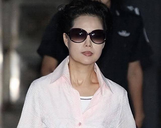 李双江儿子被曝在美国赌博输5800万，娱记紧急辟谣：李天一没出国