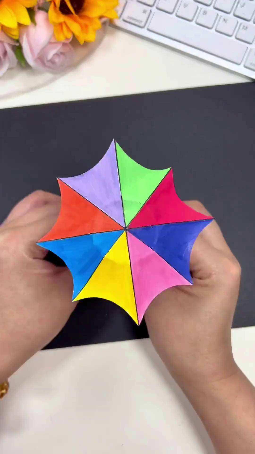 用正方形纸和棉签做一个彩虹雨伞,很好看亲子手工 幼儿园手工 手工diy