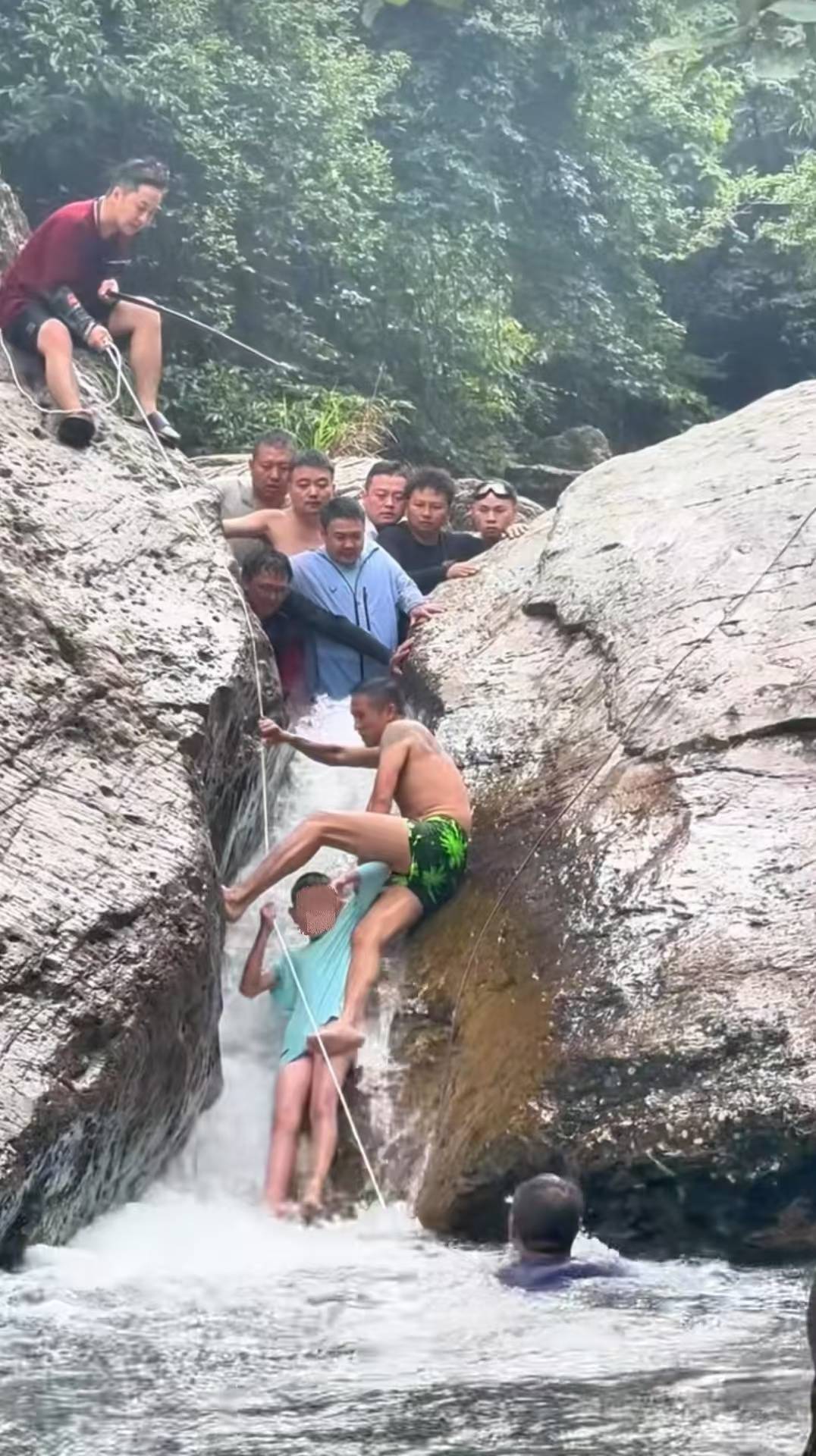 男孩溯溪被卡激流石缝，众人合力救起，救人者：大家互不相识，都在积极营救