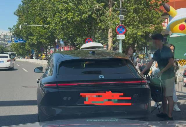 朝阳大悦城外，一连四个禁停标志都没用，就在这儿停车……